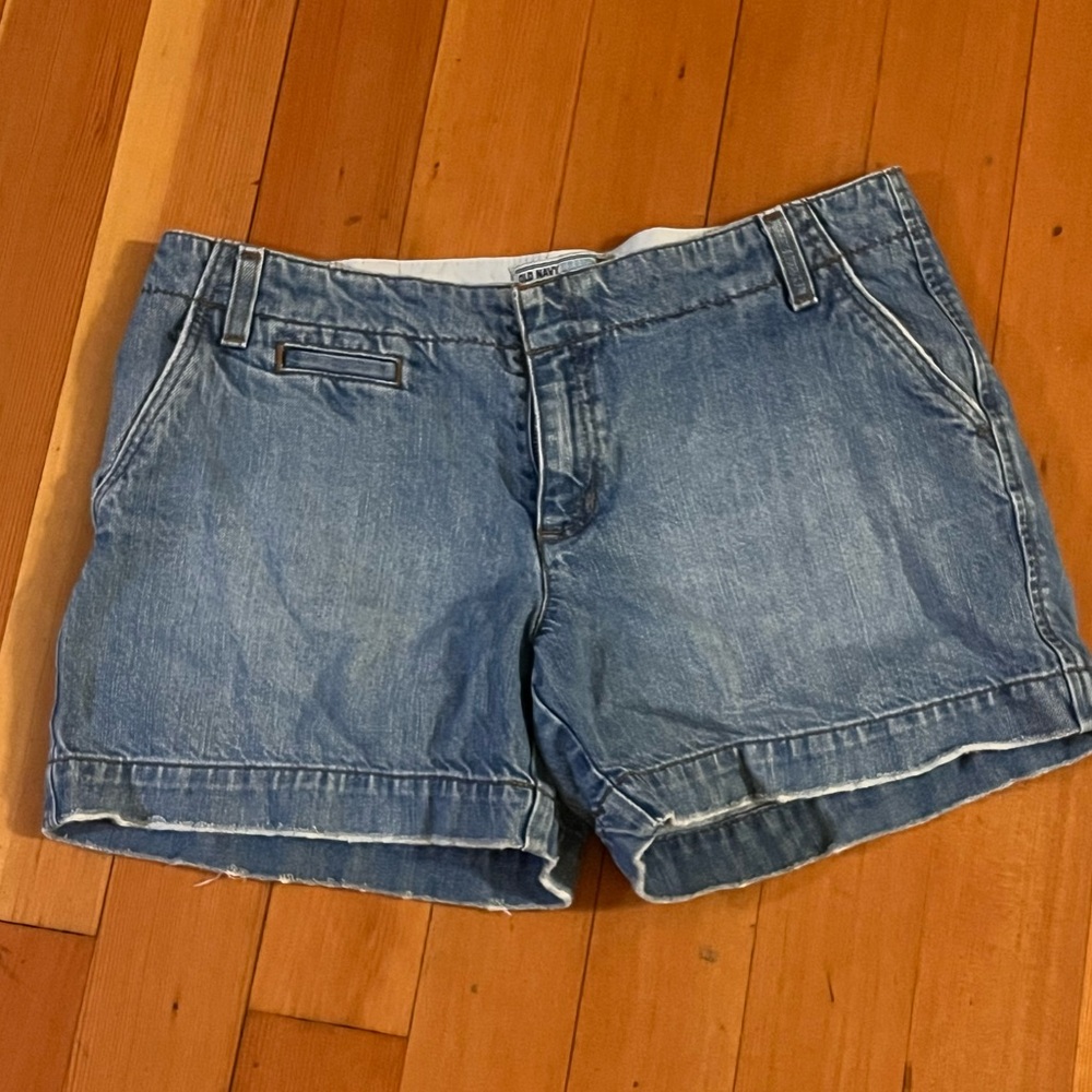 Old Navy Women’s Jean Shorts. Size 10. Cute small pocket detail.